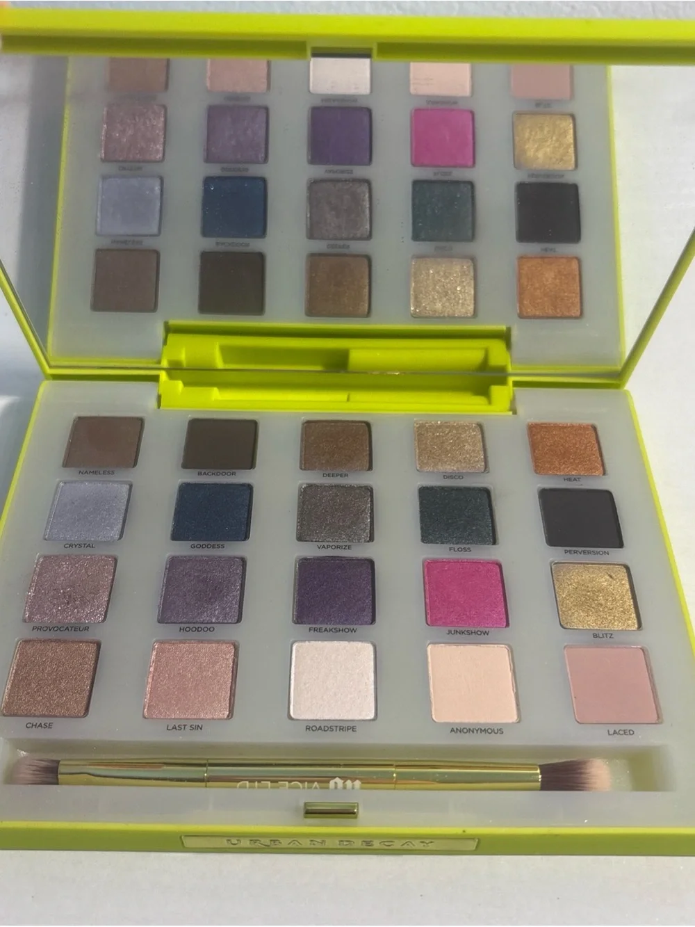 Urban Decay VICE Eyeshadow Palette Limited Edition Green 100% Authentic.